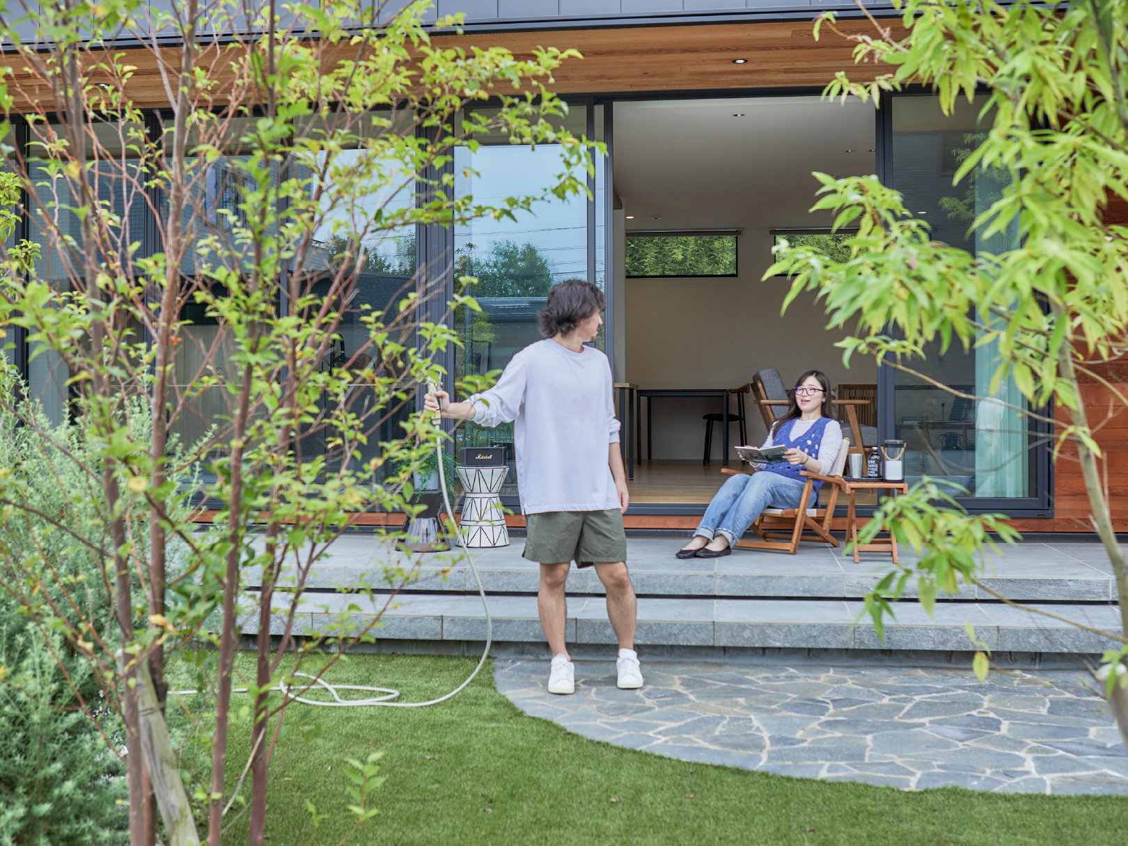 庭でガーデニングを楽しむ夫婦