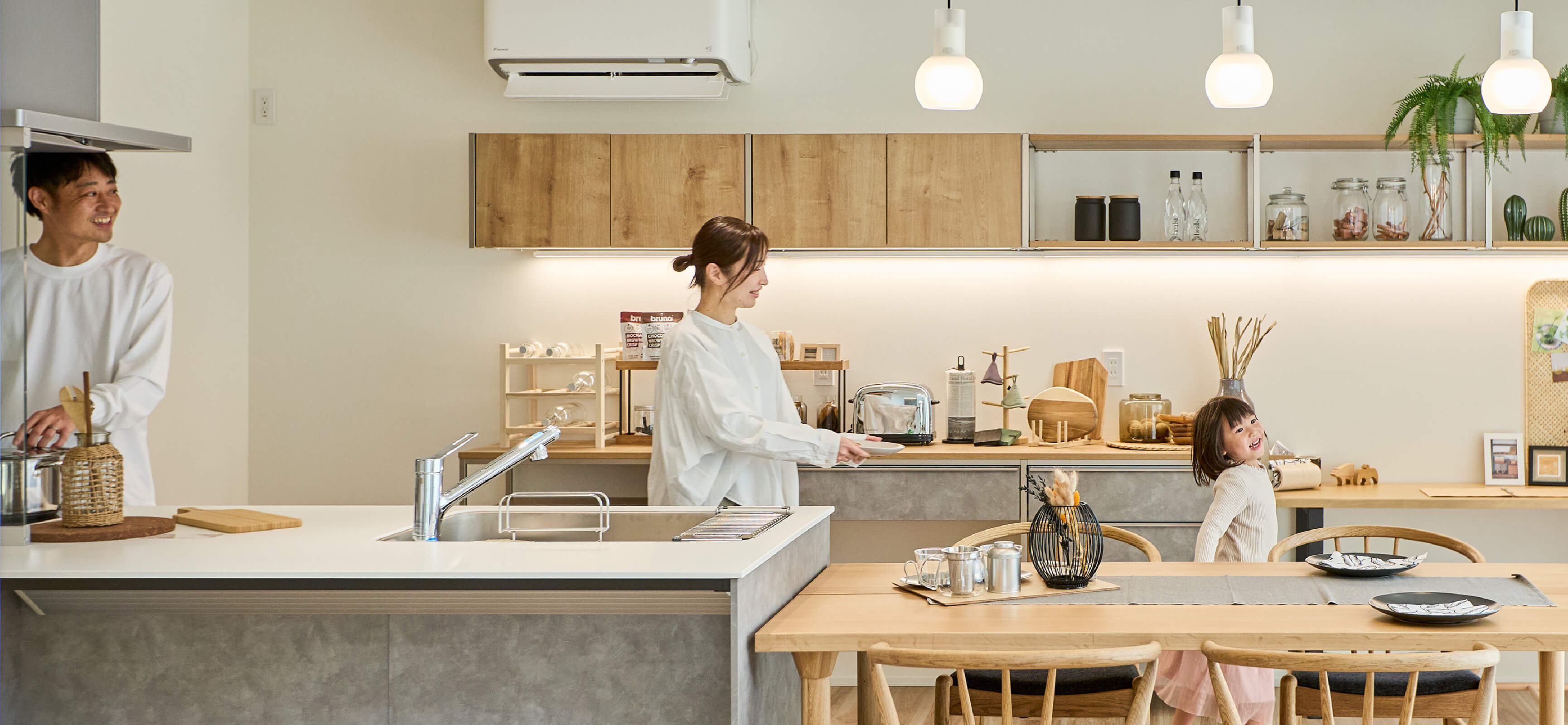 夫婦2人と子供1人のリビング風景