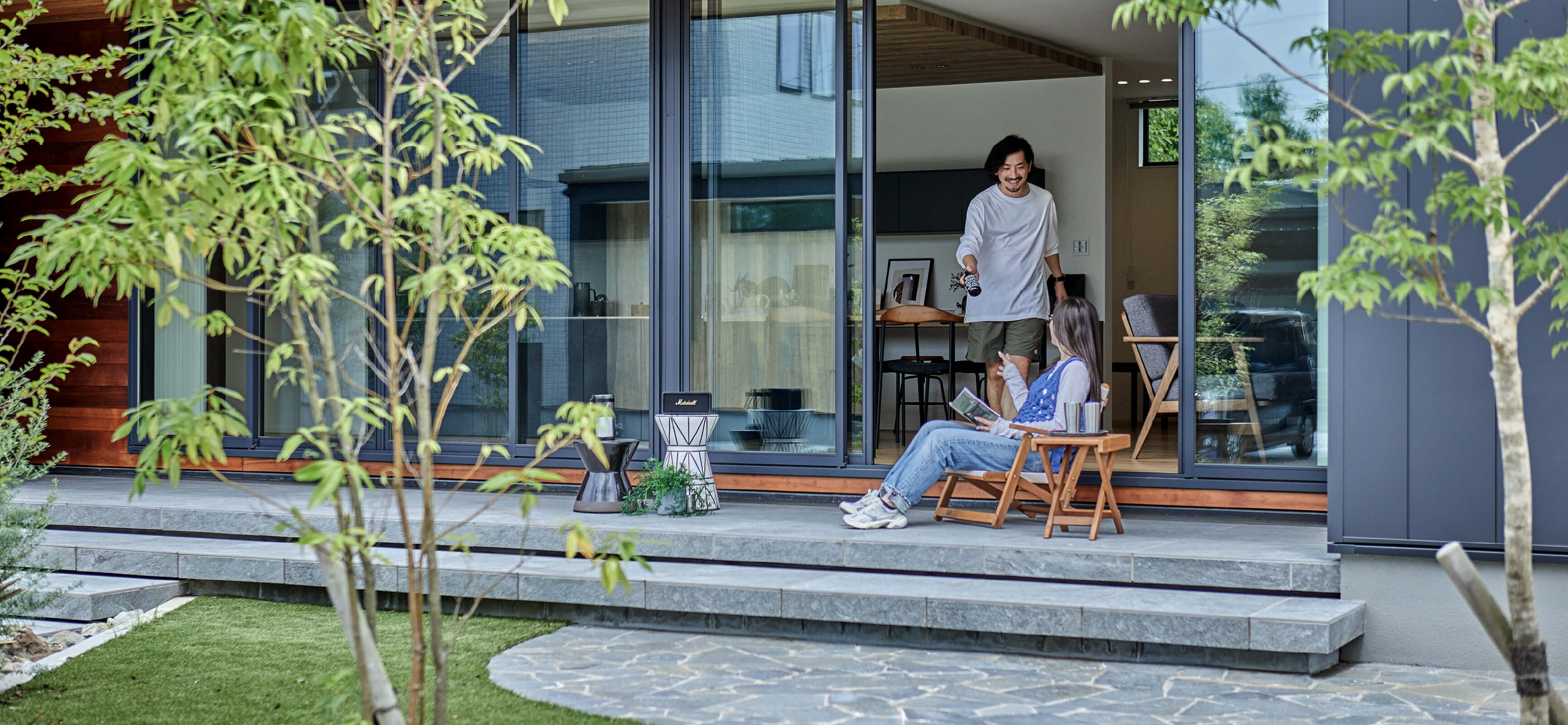 夫婦2人のリビング風景