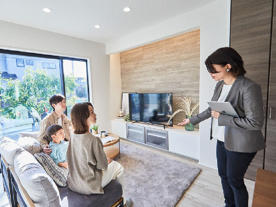 モデルハウスの説明を受ける家族