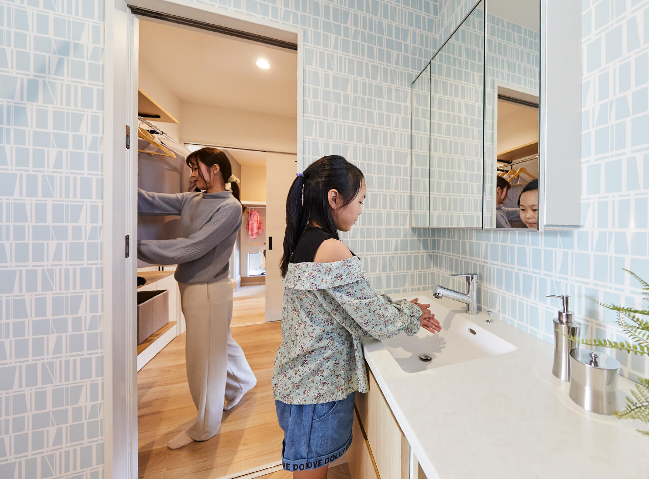 洗面台で手を洗う少女