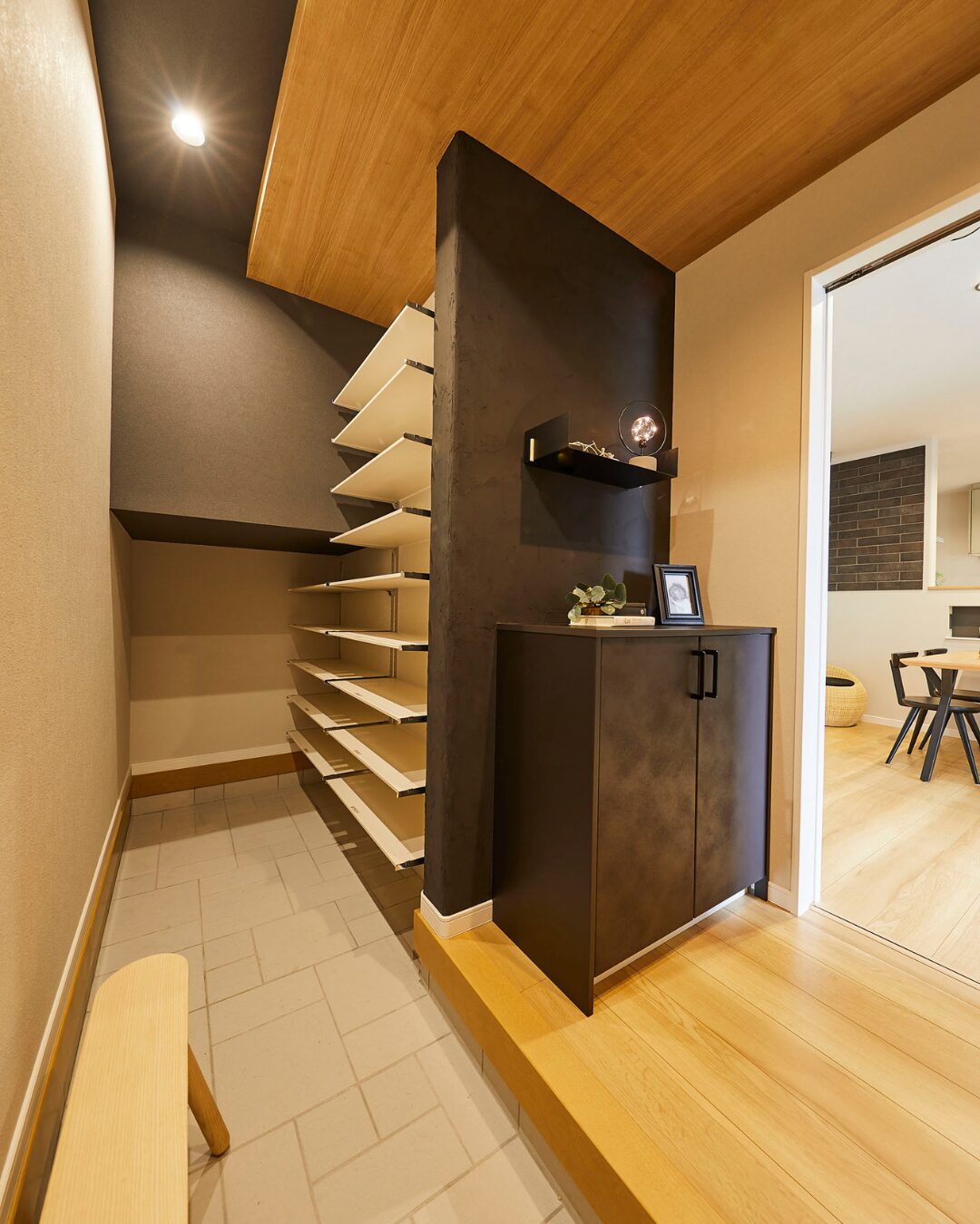 収納力と動線を考えた、すっきり片付く玄関空間