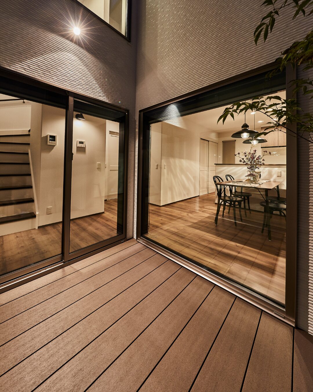 室内と外をゆるやかにつなぐ、くつろぎのテラス空間