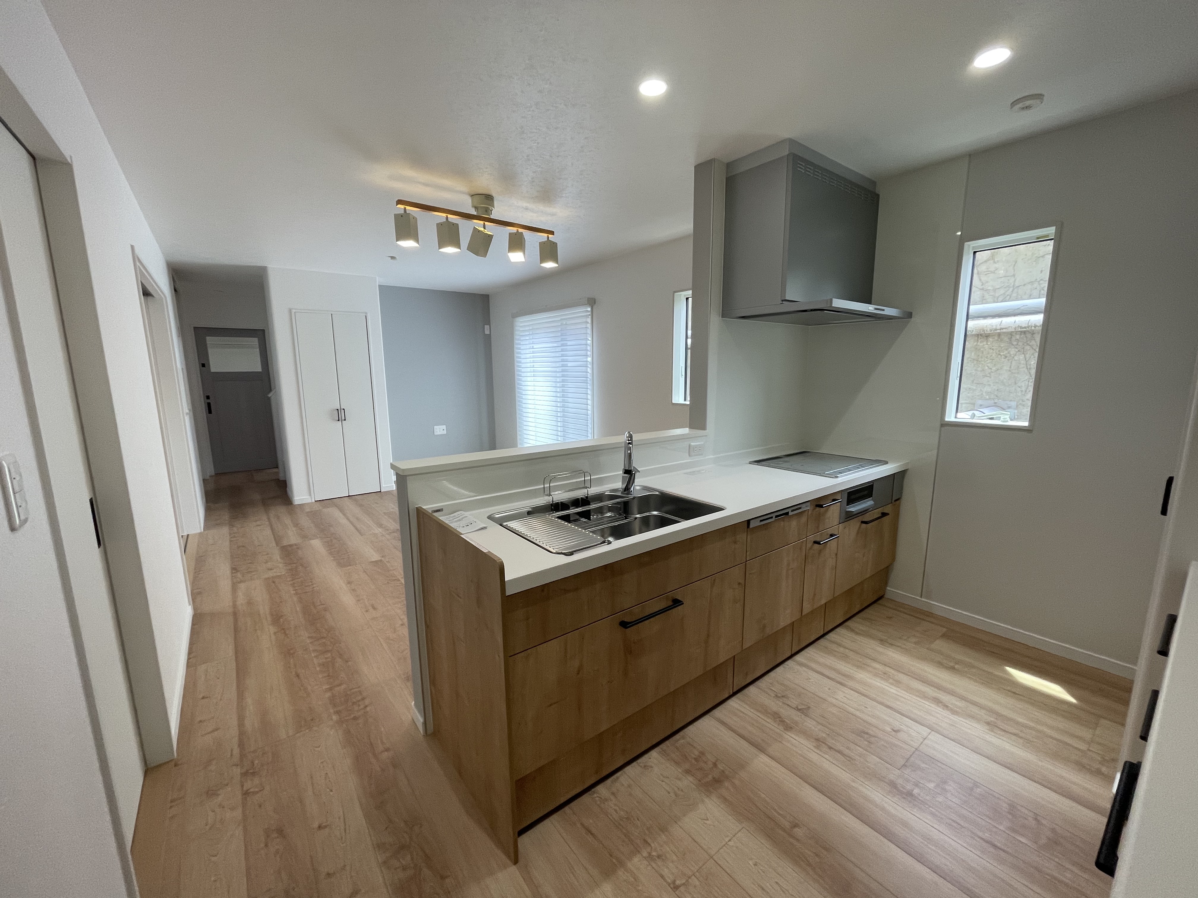 木目がアクセントのキッチン