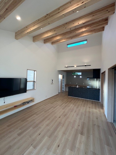 空まで届きそうな開放感と、木の温もりが響き合うリビング