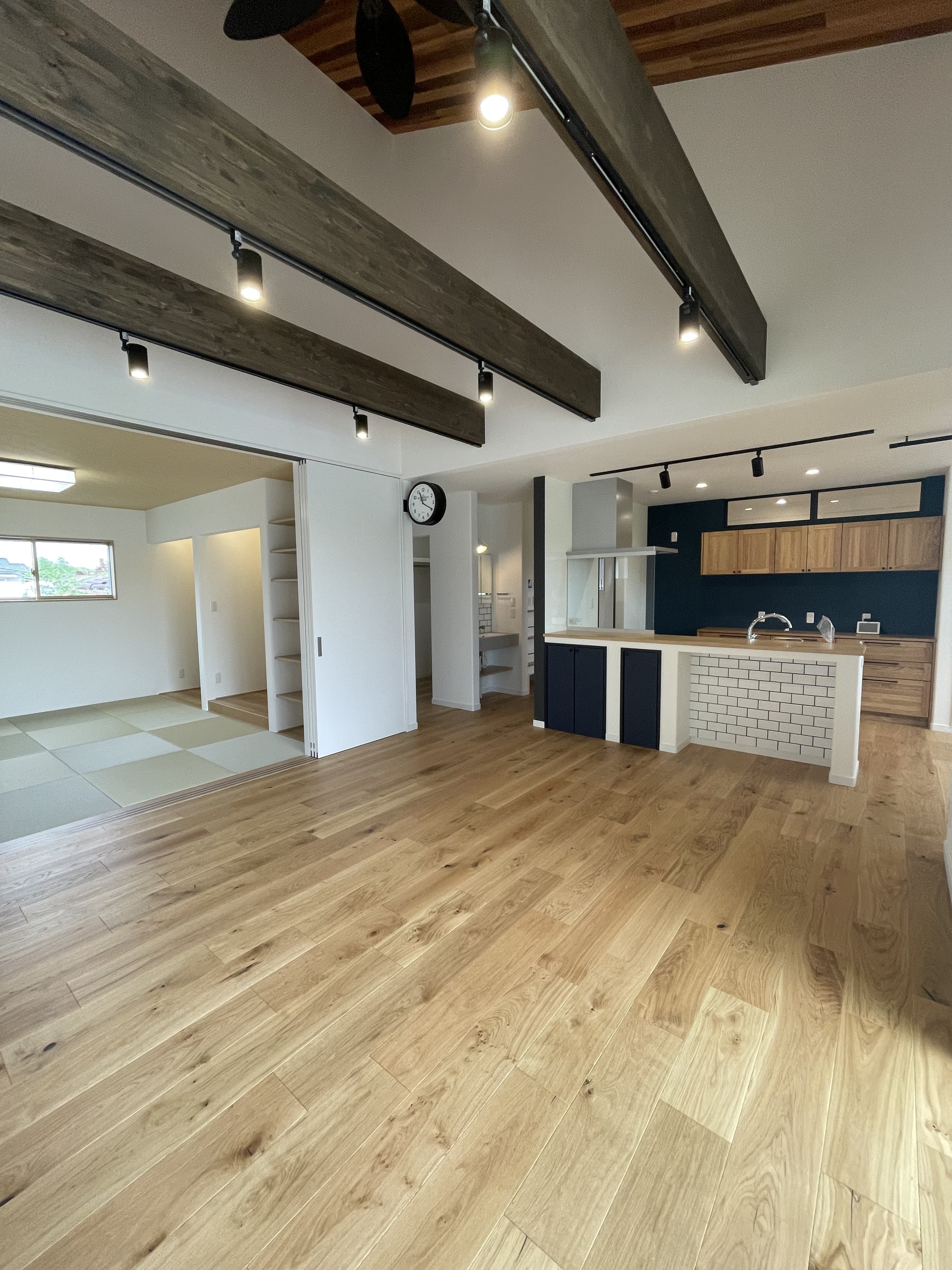 視線がのびる、家族が繋がる、大らかなリビング。