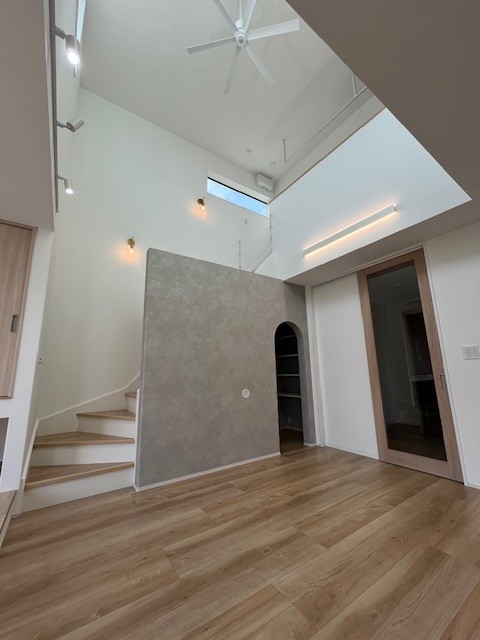 吹き抜けを抜ける風と、柔らかな光に包まれるリビング