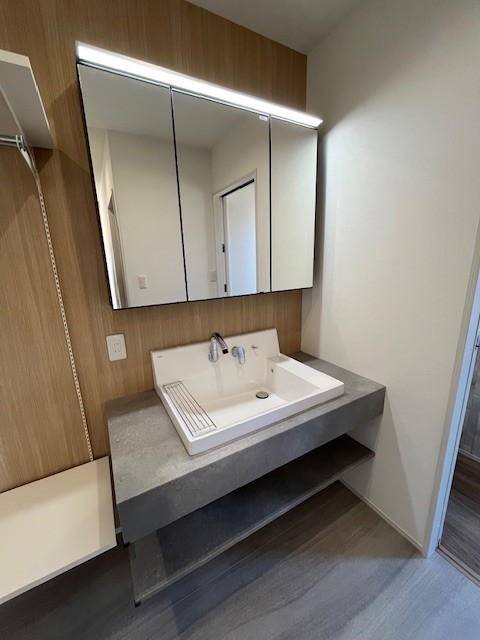 洗練された異素材ミックスが光る、上質なサニタリー